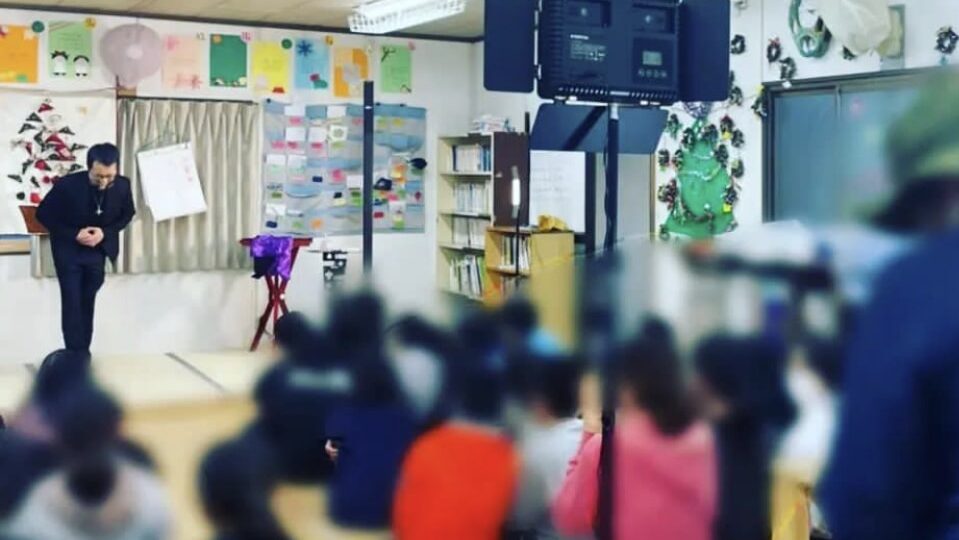 幼稚園 保育園の余興でマジックショーをしている様子