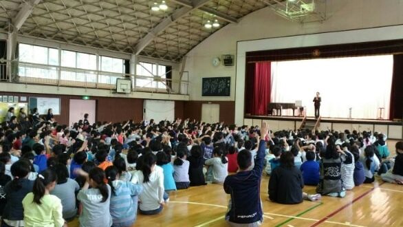 小学校の体育館でステージマジックをしている様子